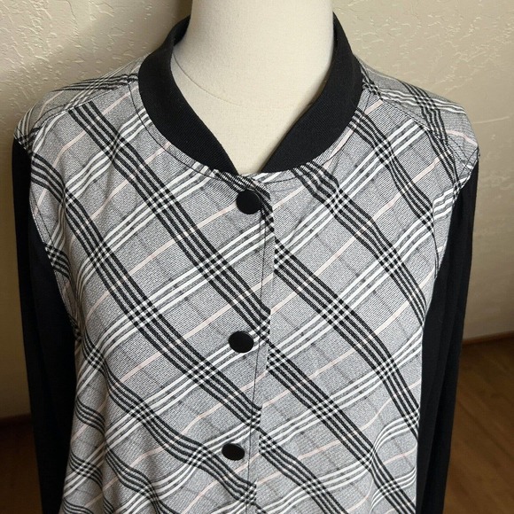 Torrid Bomber Jacket Womens 1X Black White‎ Pink Plaid Twill Snap Front - Picture 3 of 10